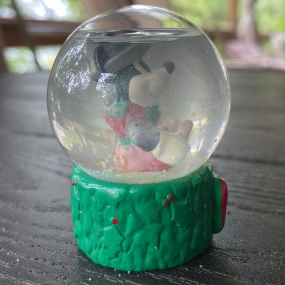🎄Disney Mickey Mouse Holiday Mini snow Globe - Picture 4 of 7